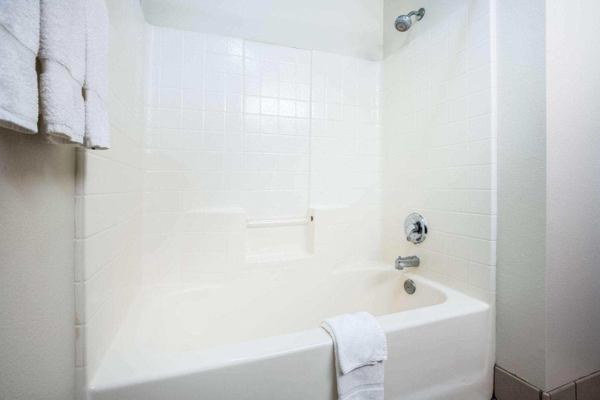 La Quinta By Wyndham Portland Airport Hotel Exterior foto